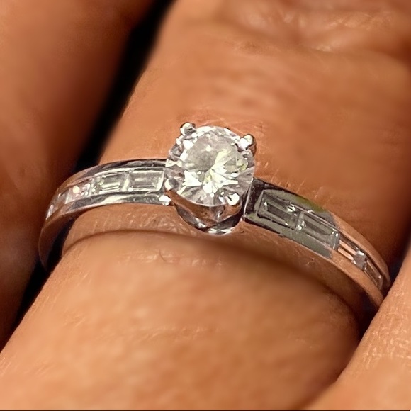 DIAMOND ENGAGEMENT RING - Picture 3 of 8